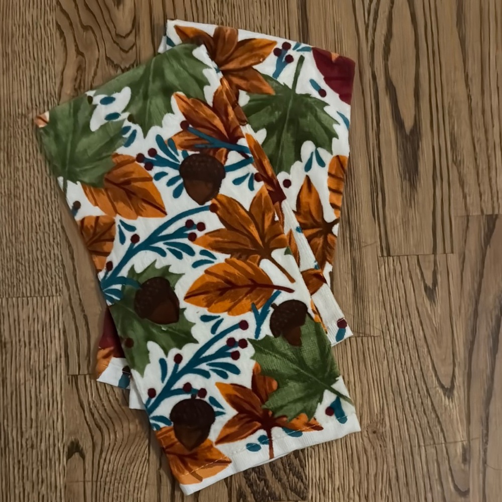 NWOT Mainstream Autumn Leaf Print hand towels